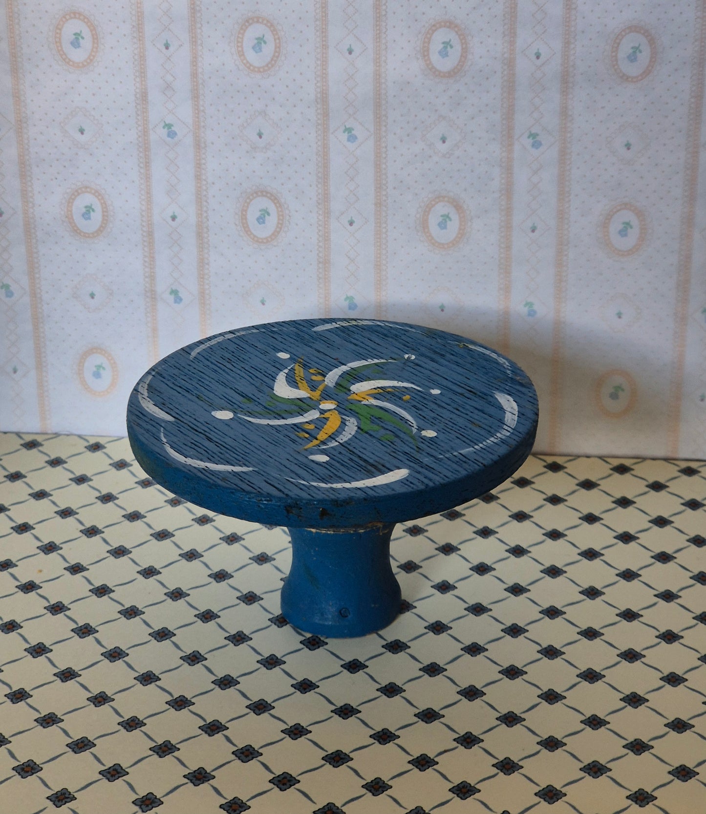 1:16 Dora Kuhn bord