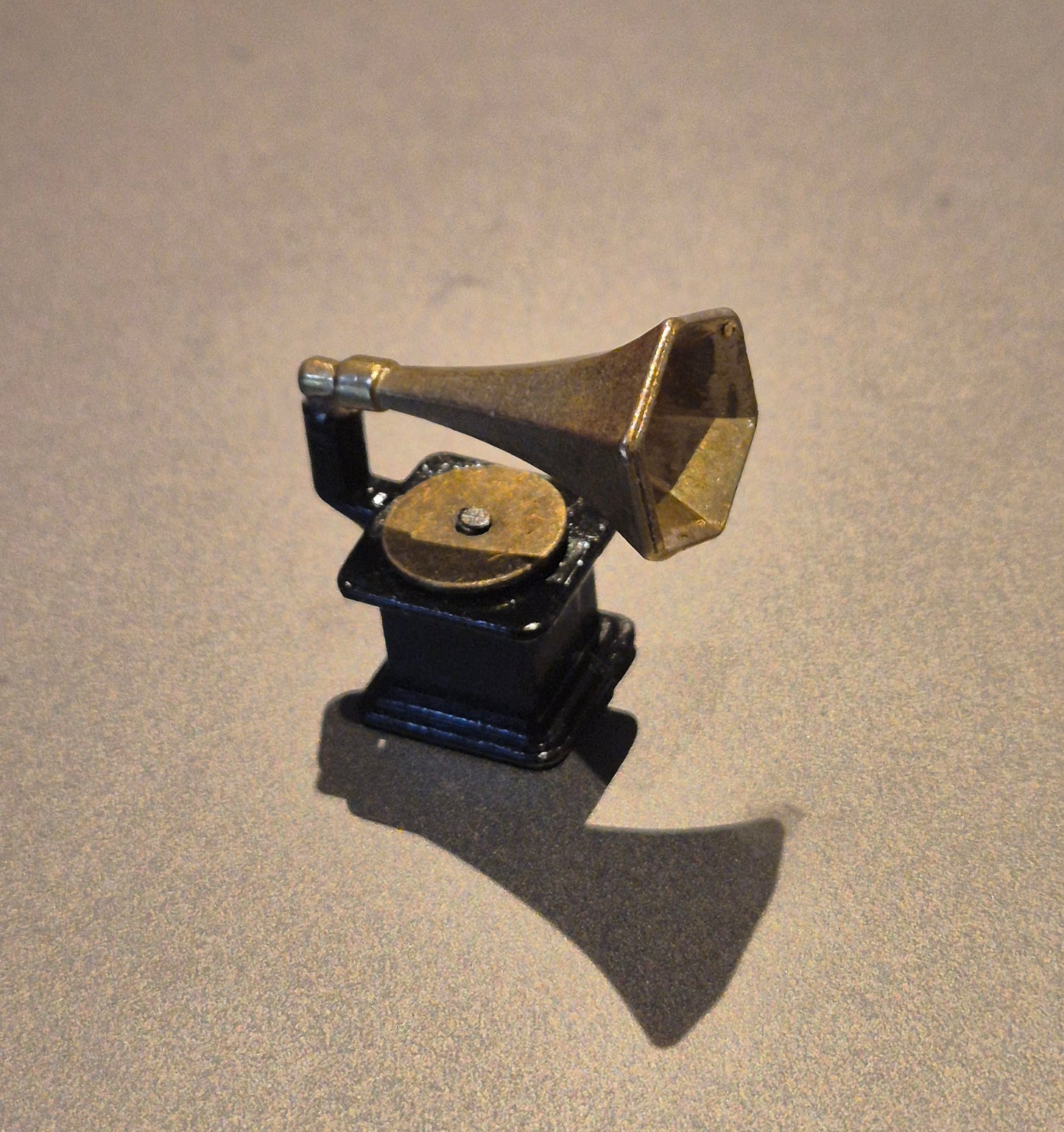 1:16 Grammofon, metal