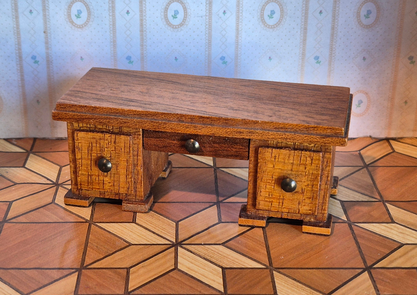 1:16 skrivebord