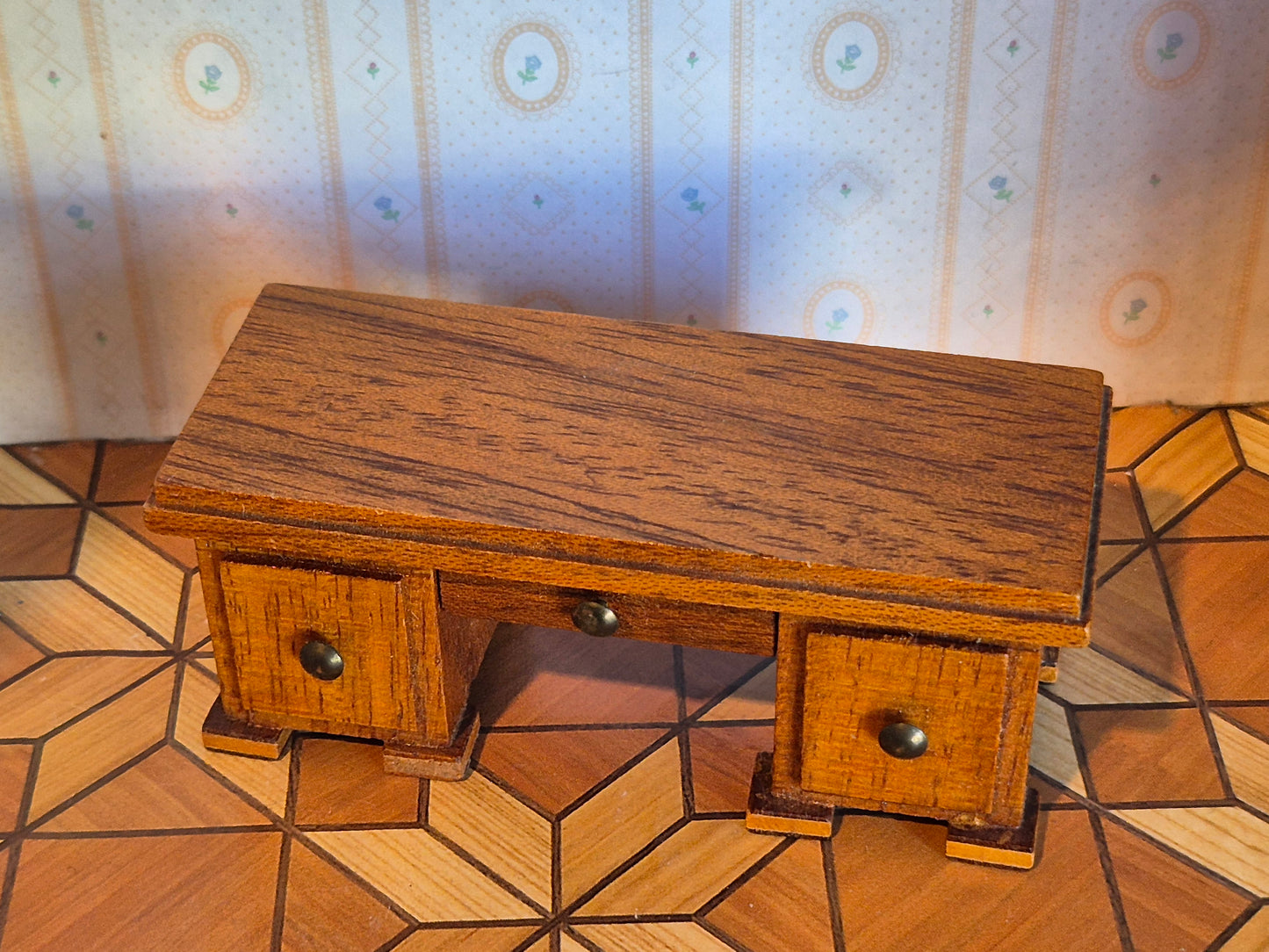 1:16 skrivebord