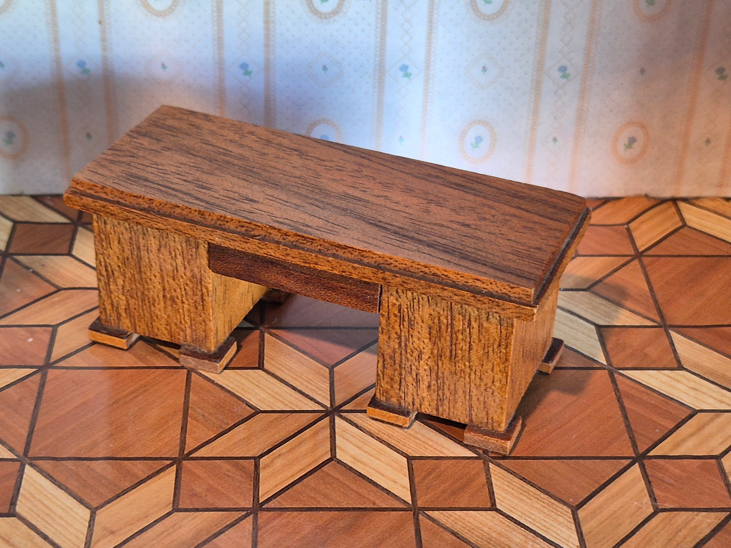 1:16 skrivebord