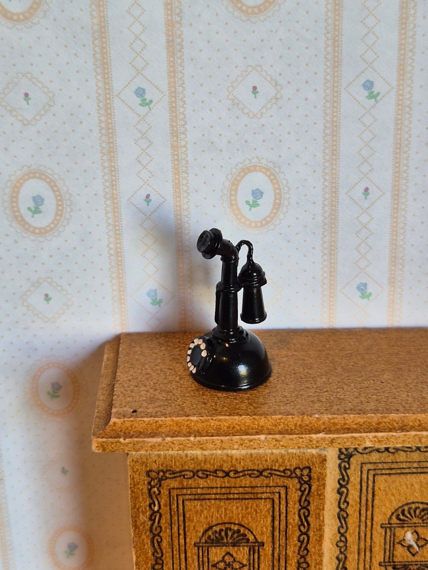 1:16 telefon