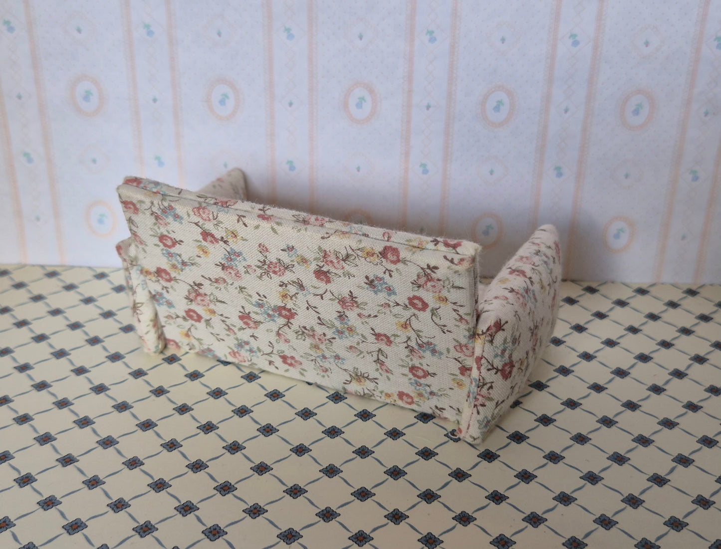 1:16 sofa