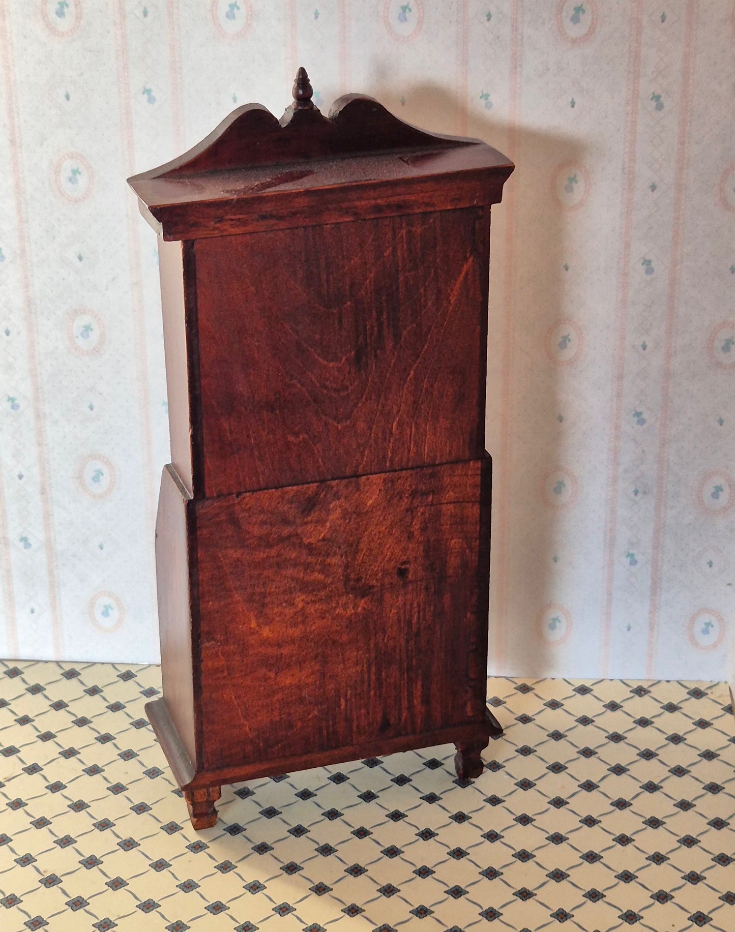 1:12 vitrineskab, Hello Dolly