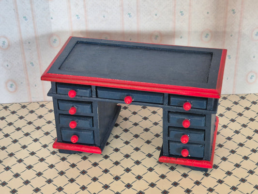 1:12 Skrivebord, Dora Kuhn