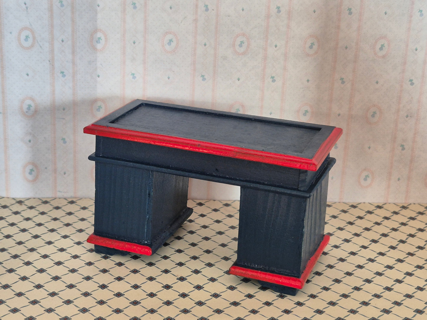 1:12 Skrivebord, Dora Kuhn