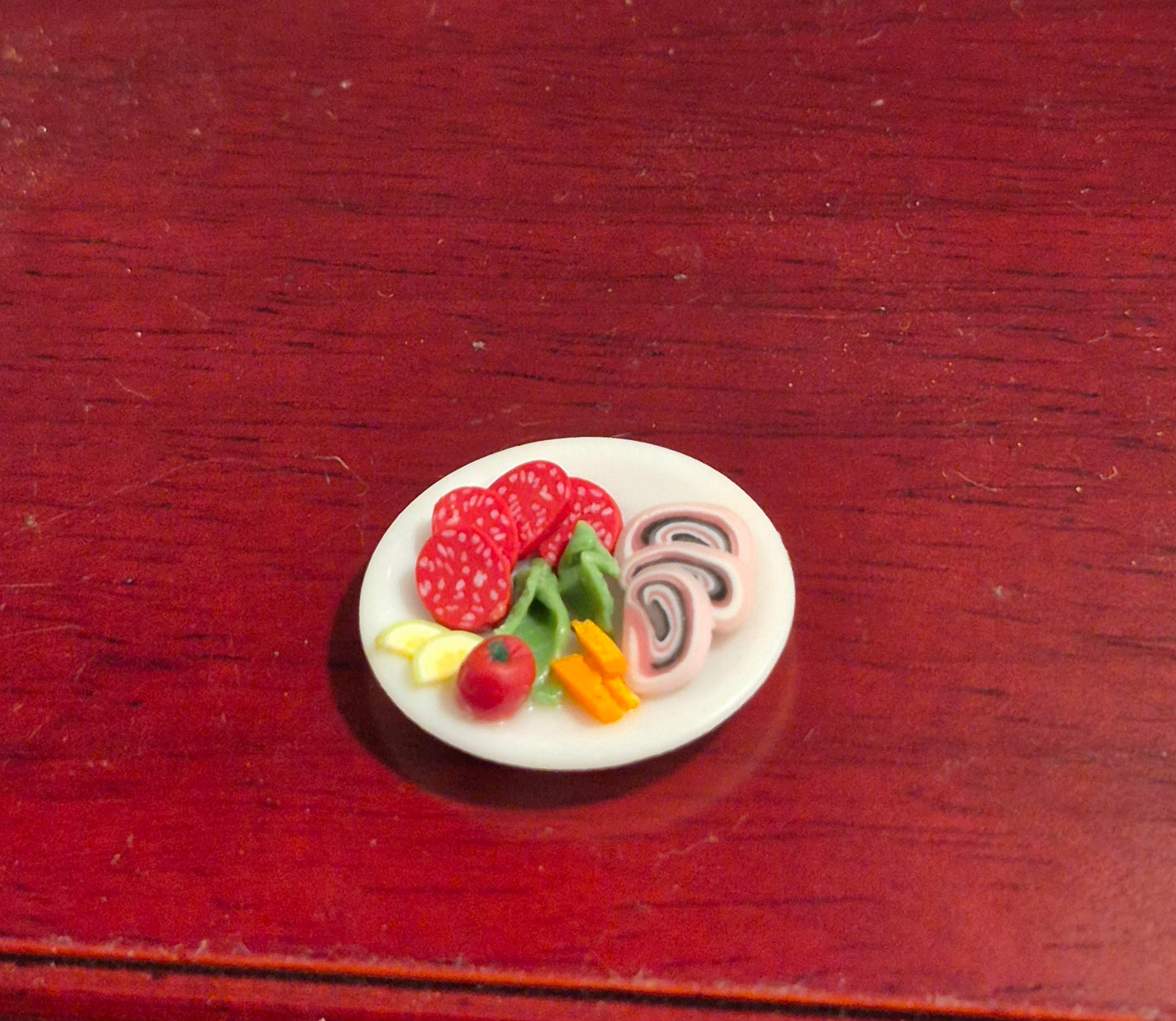 1:12 tallerken med pølsepålæg