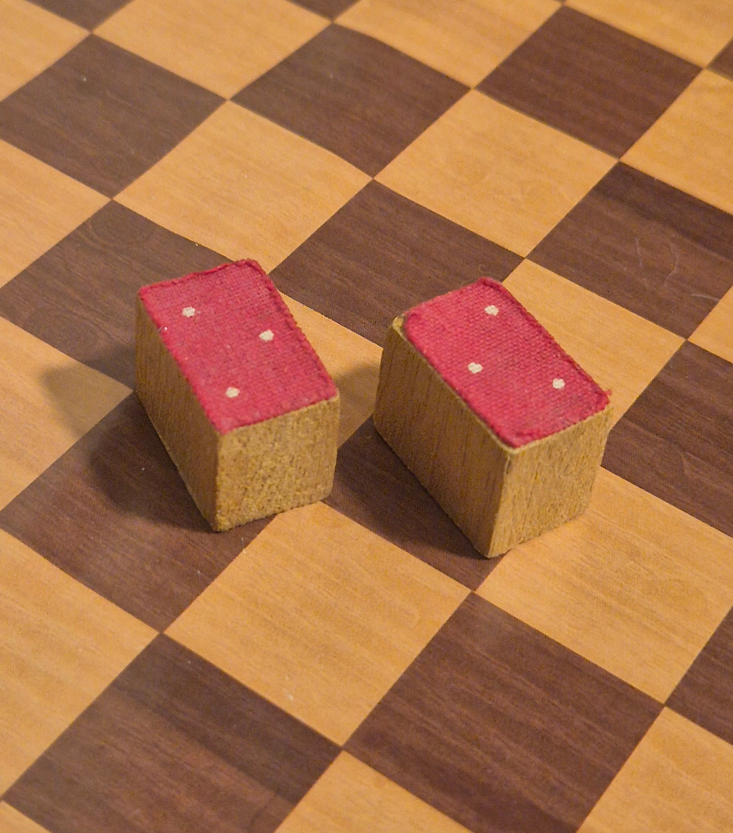 Caroline Home skamler