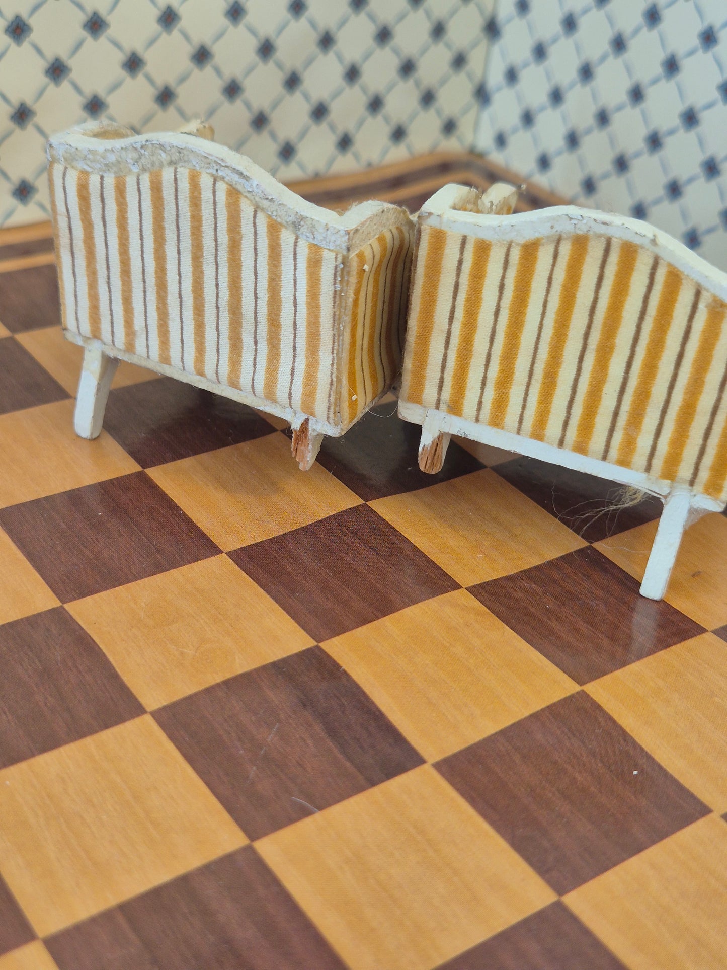 Lundby lænestole, knækket ben