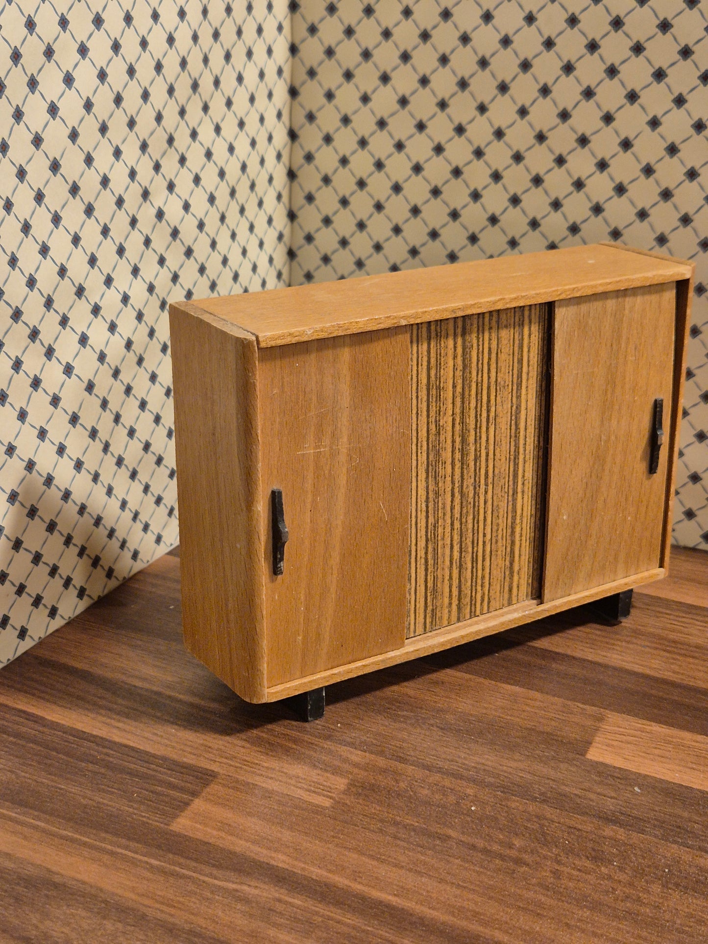Vintage 1:16 klædeskab