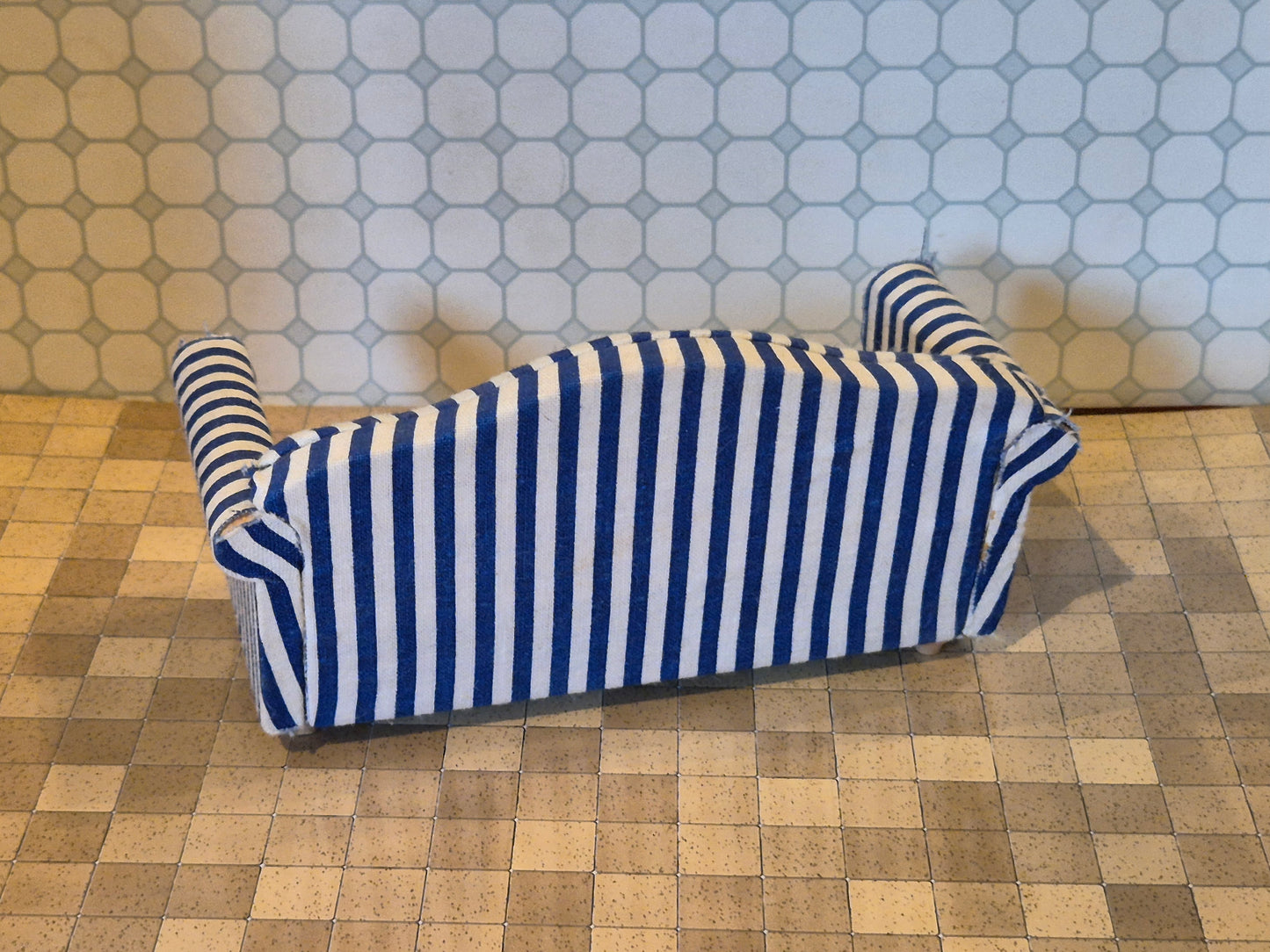 1:12 sofa