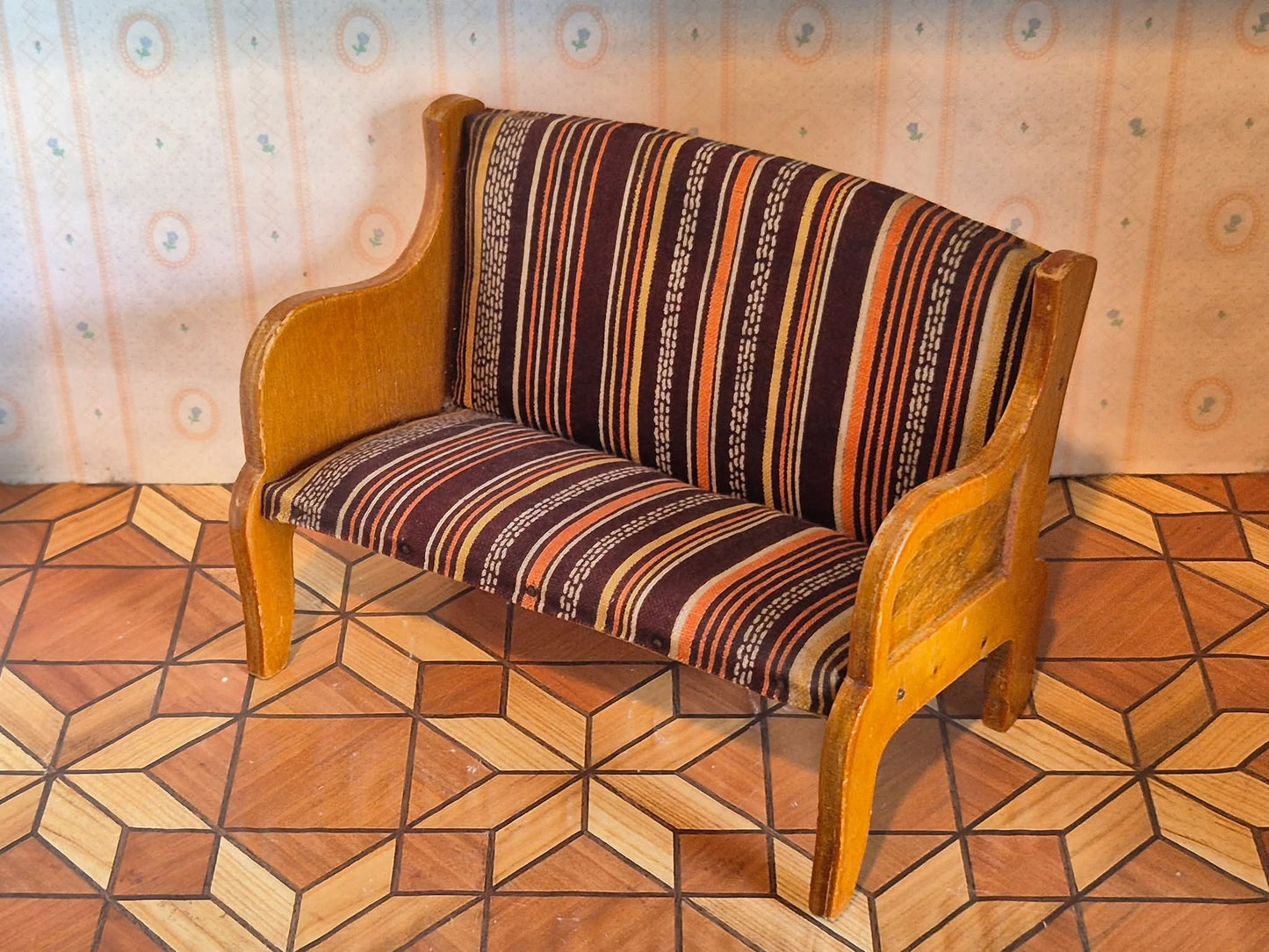 1:10 sofa