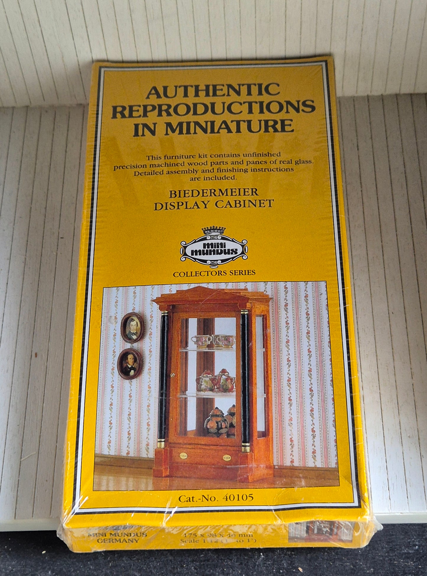 Mini Mundus Biedermeier Vitrineskab
