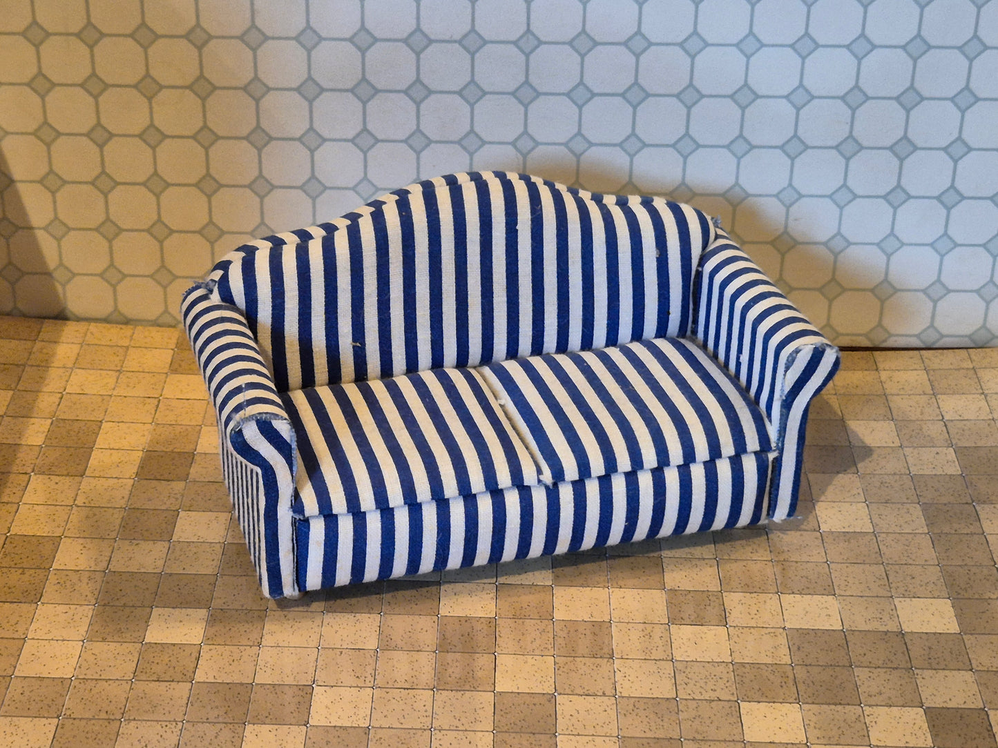 1:12 sofa