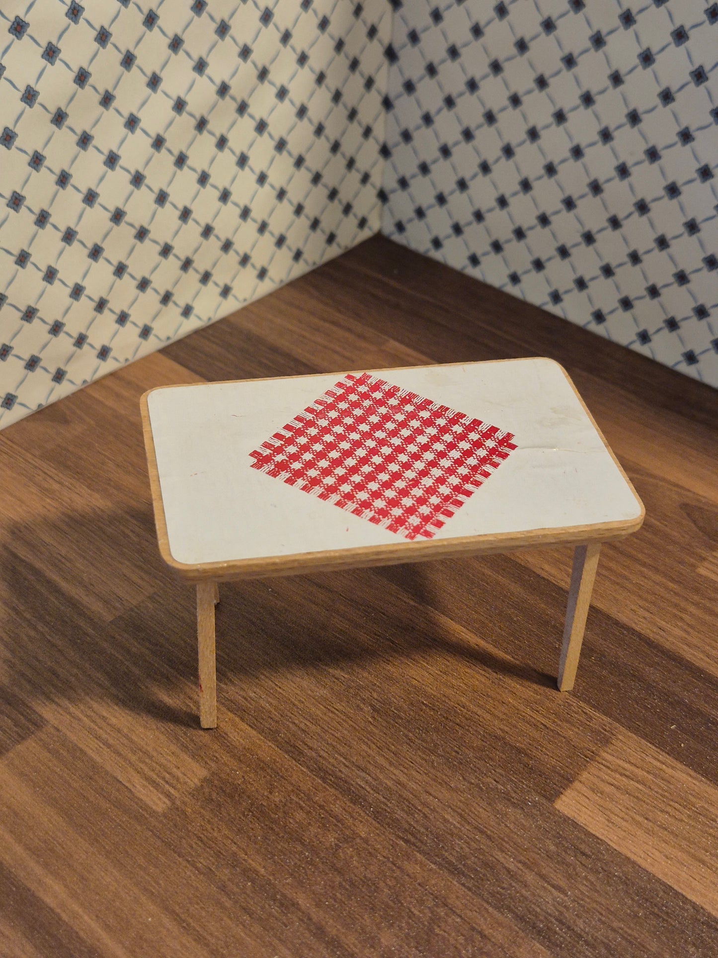 Lundby bord med skadet bordben
