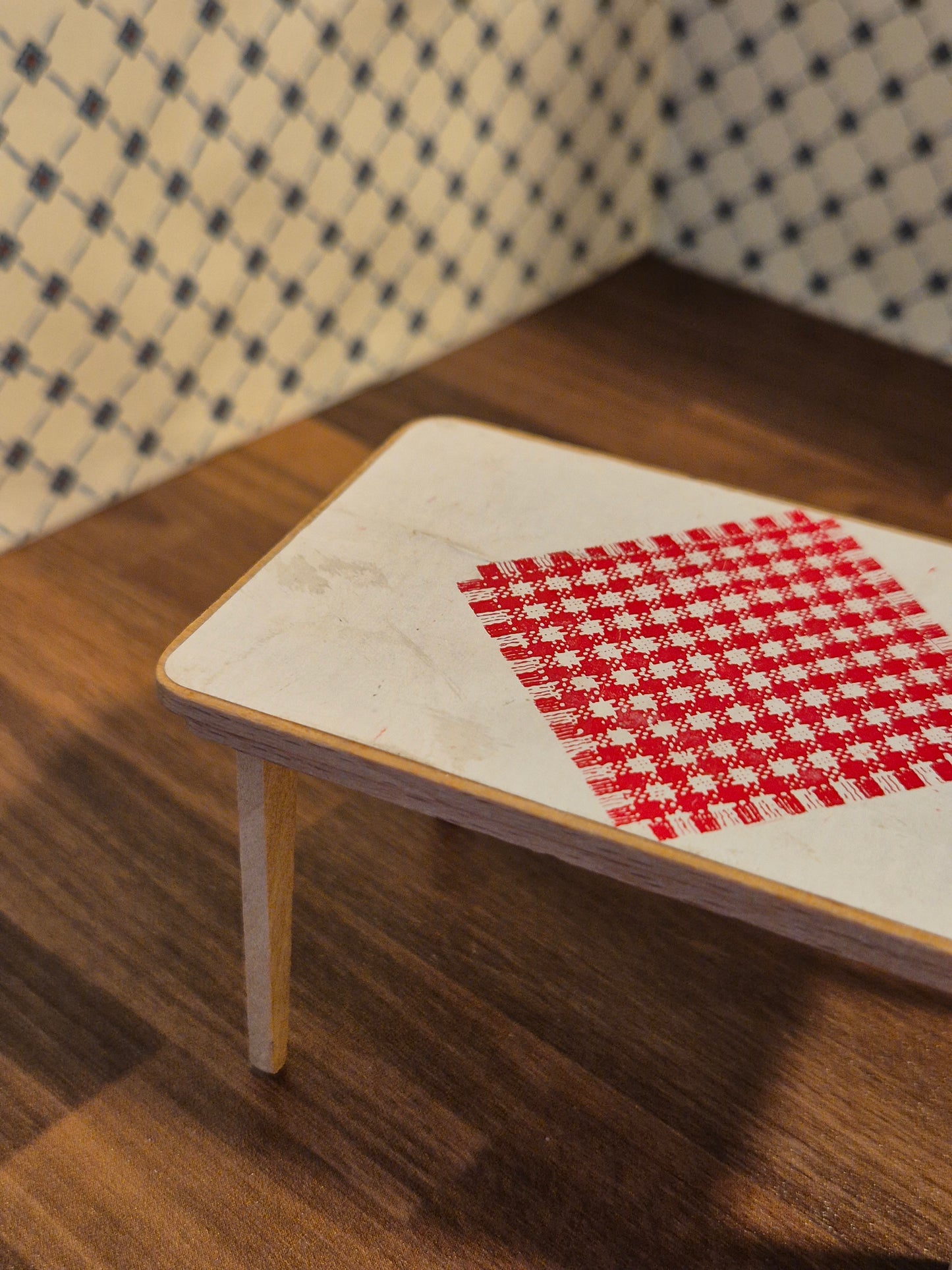 Lundby bord med skadet bordben