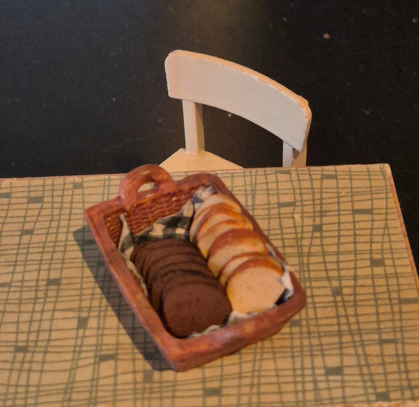 1:12 Brødkurv med brød