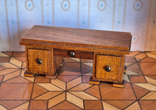 1:16 skrivebord