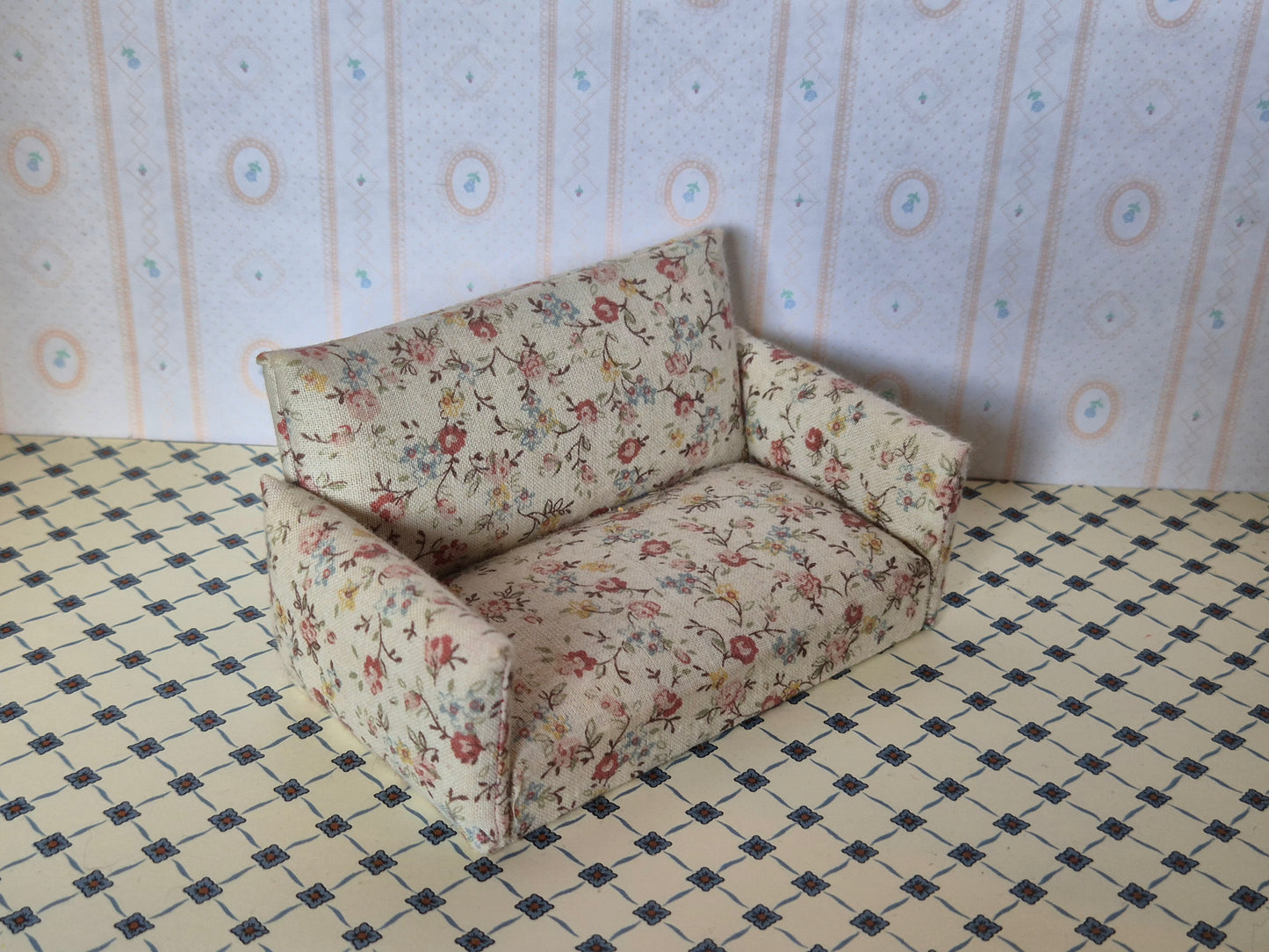 1:16 sofa