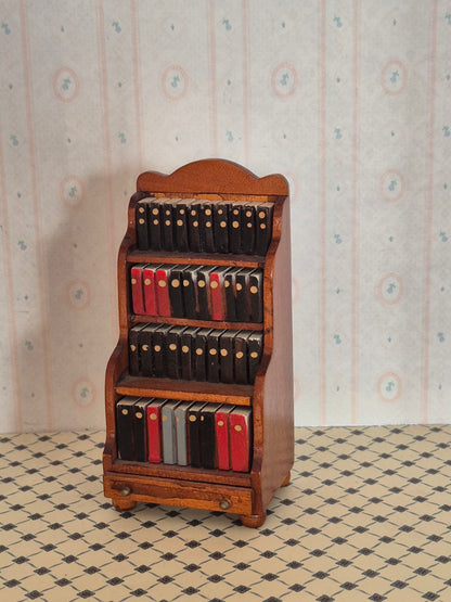 1:12 bogreol, Hello Dolly