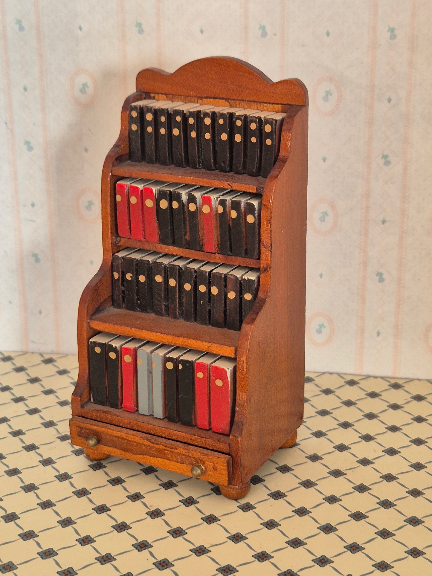 1:12 bogreol, Hello Dolly