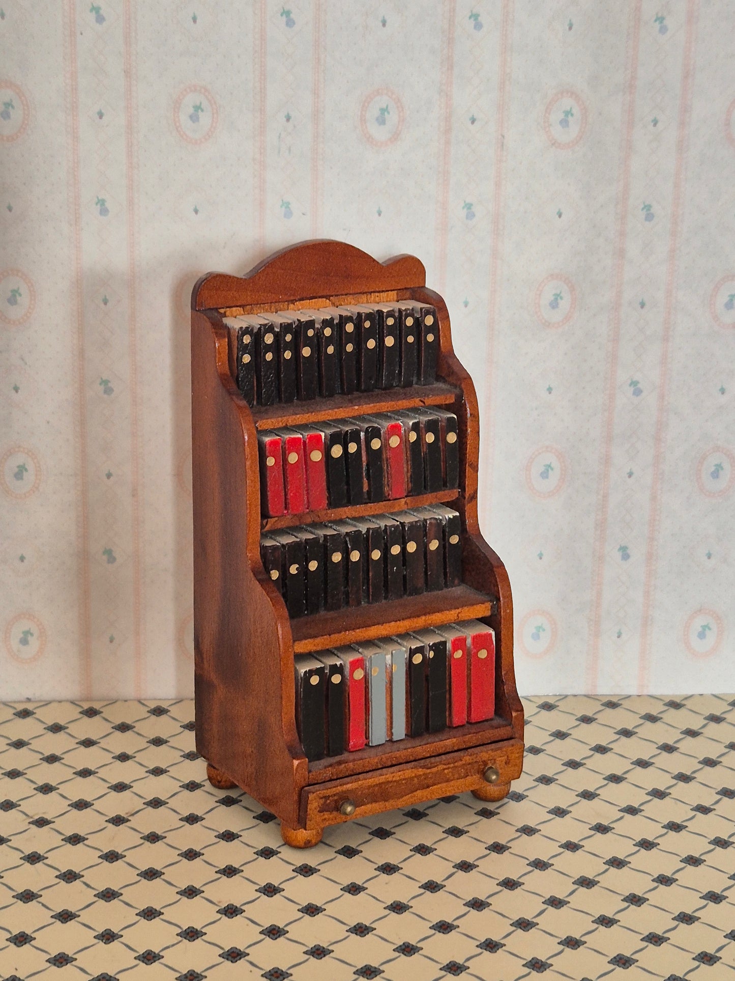 1:12 bogreol, Hello Dolly