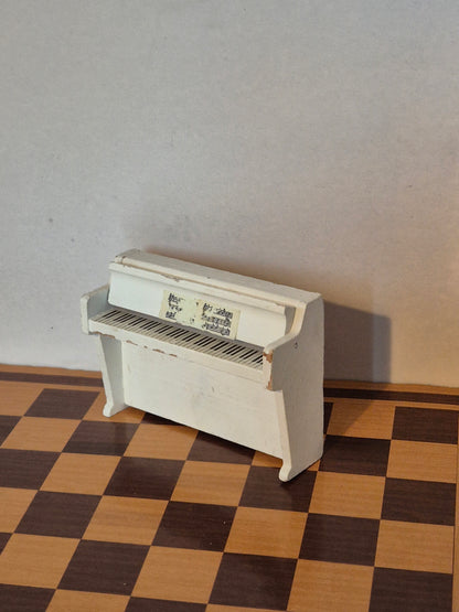 Lundby klaver, patina