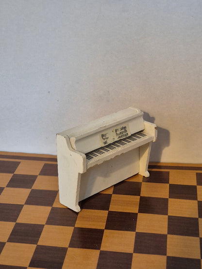 Lundby klaver, patina