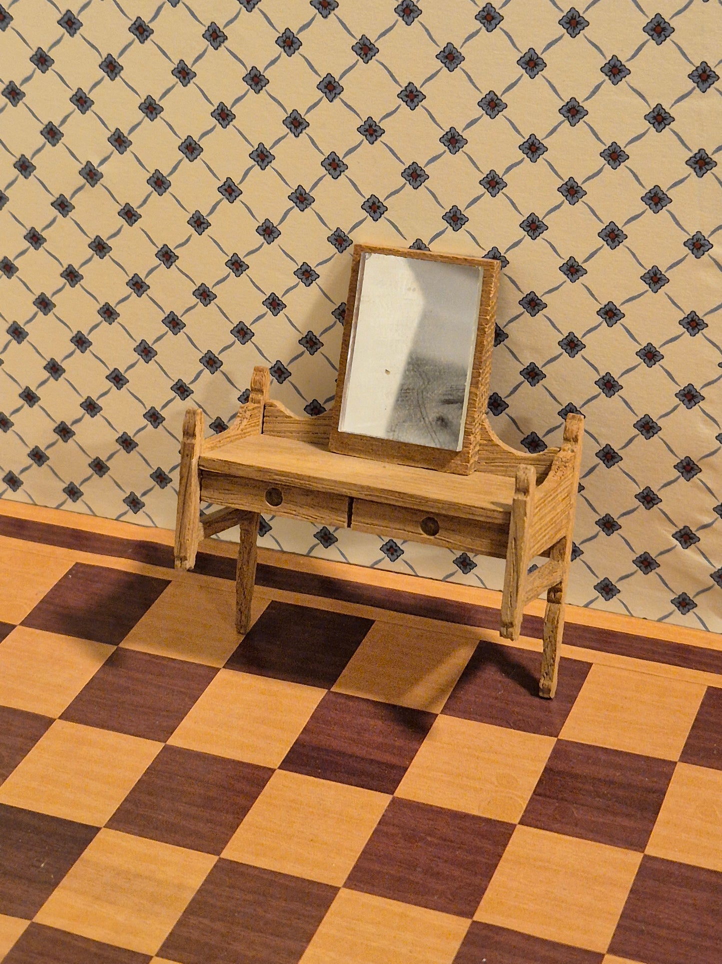 Lisa sminkebord, mangler to ben