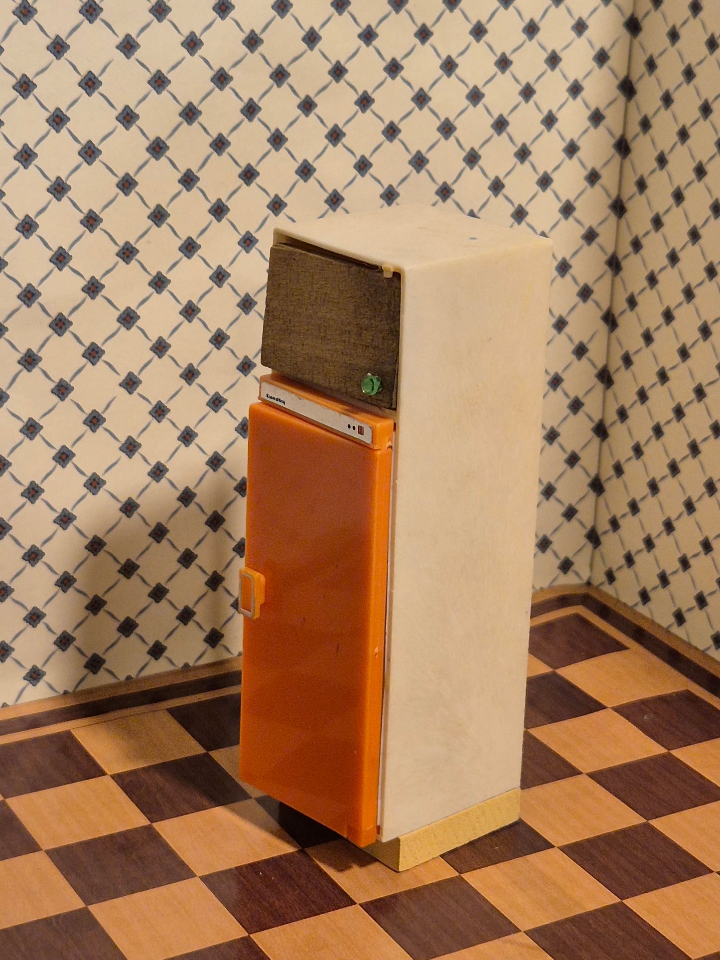 Lundby køleskab, limet låge