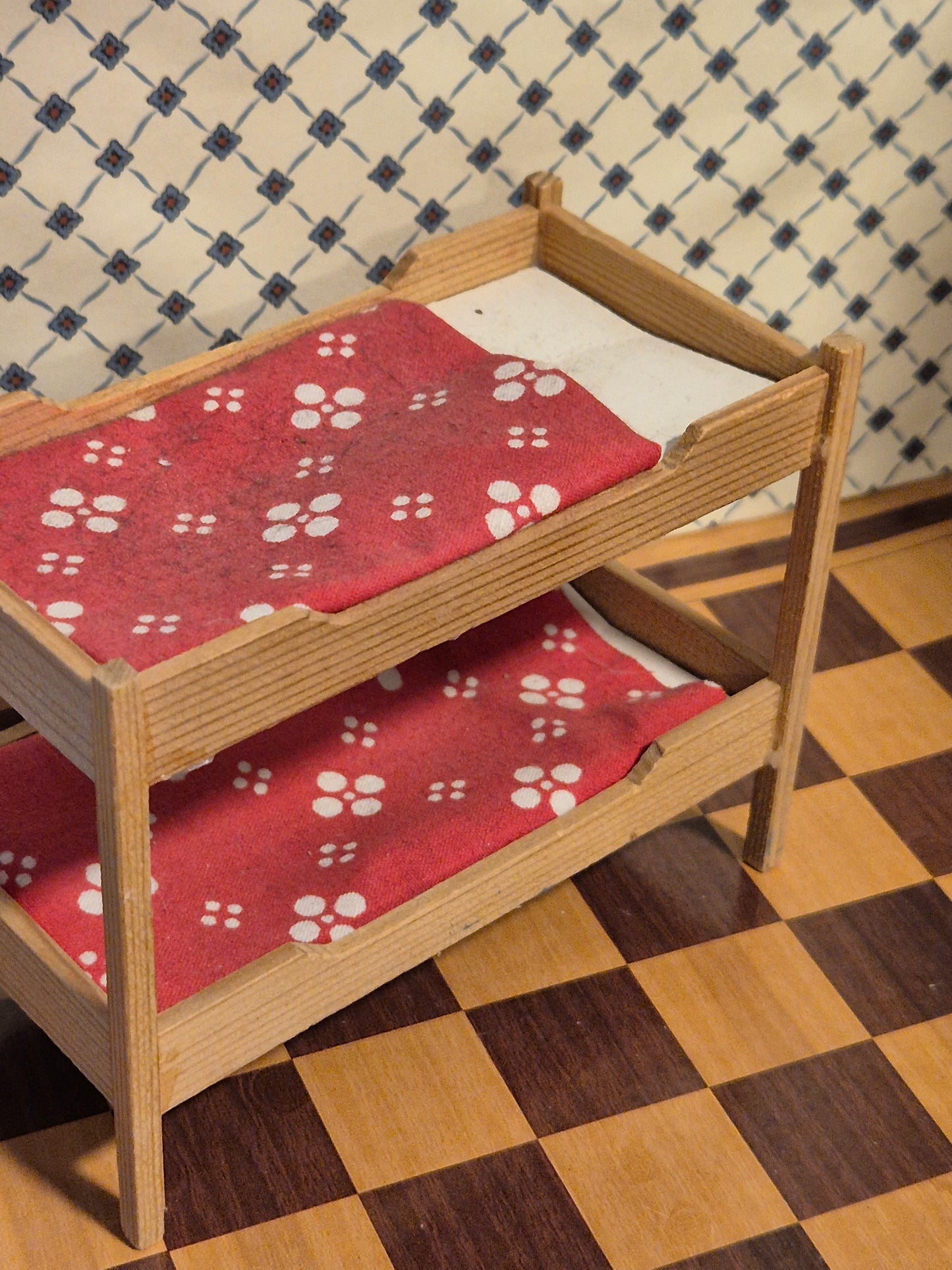 Lundby køjeseng, vipper