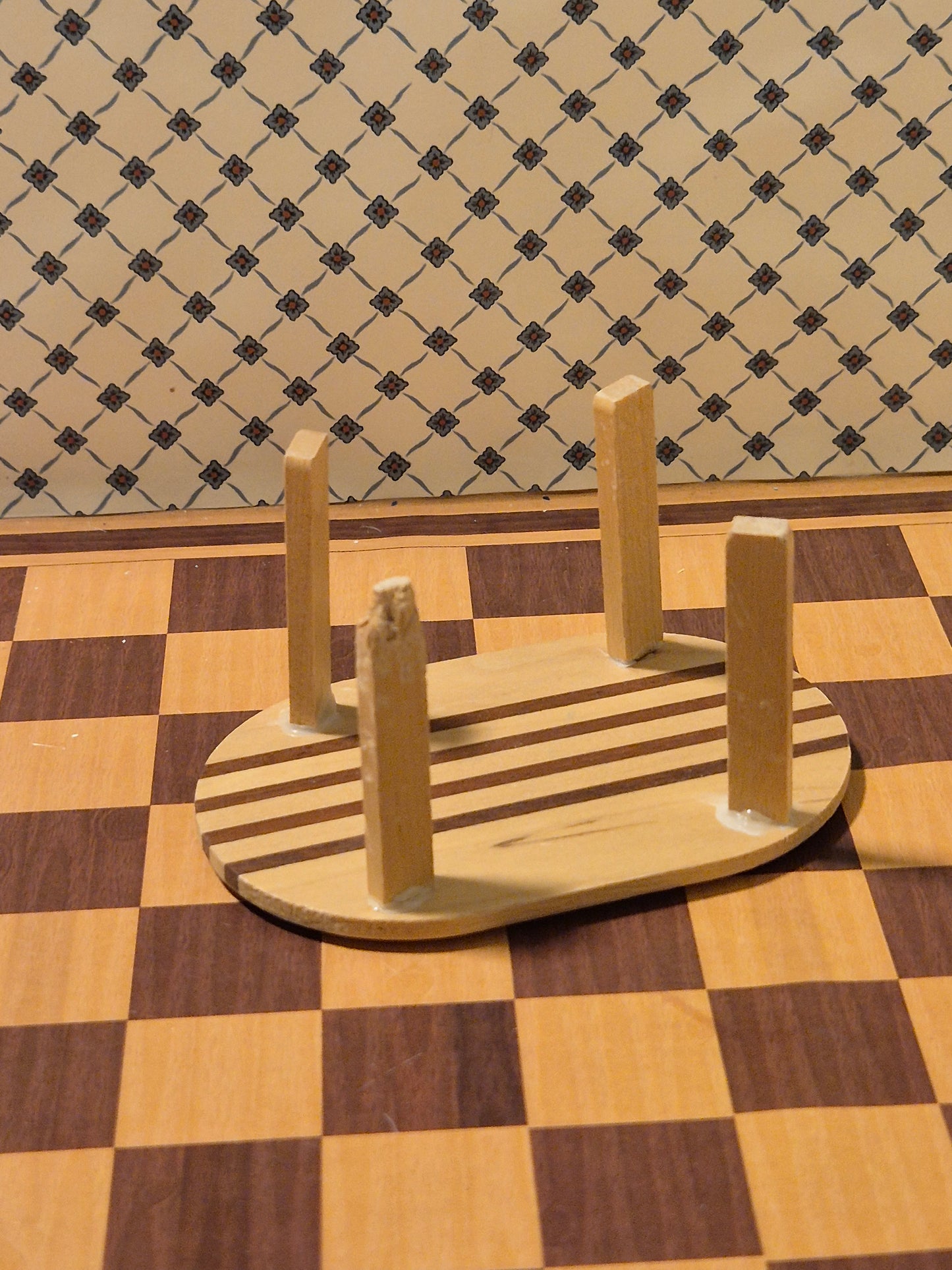 Lundby bord, lim og skade