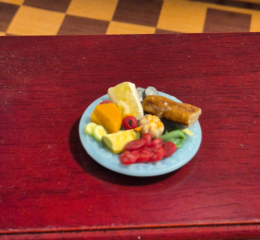 1:12 fad med ost, brød og pølse