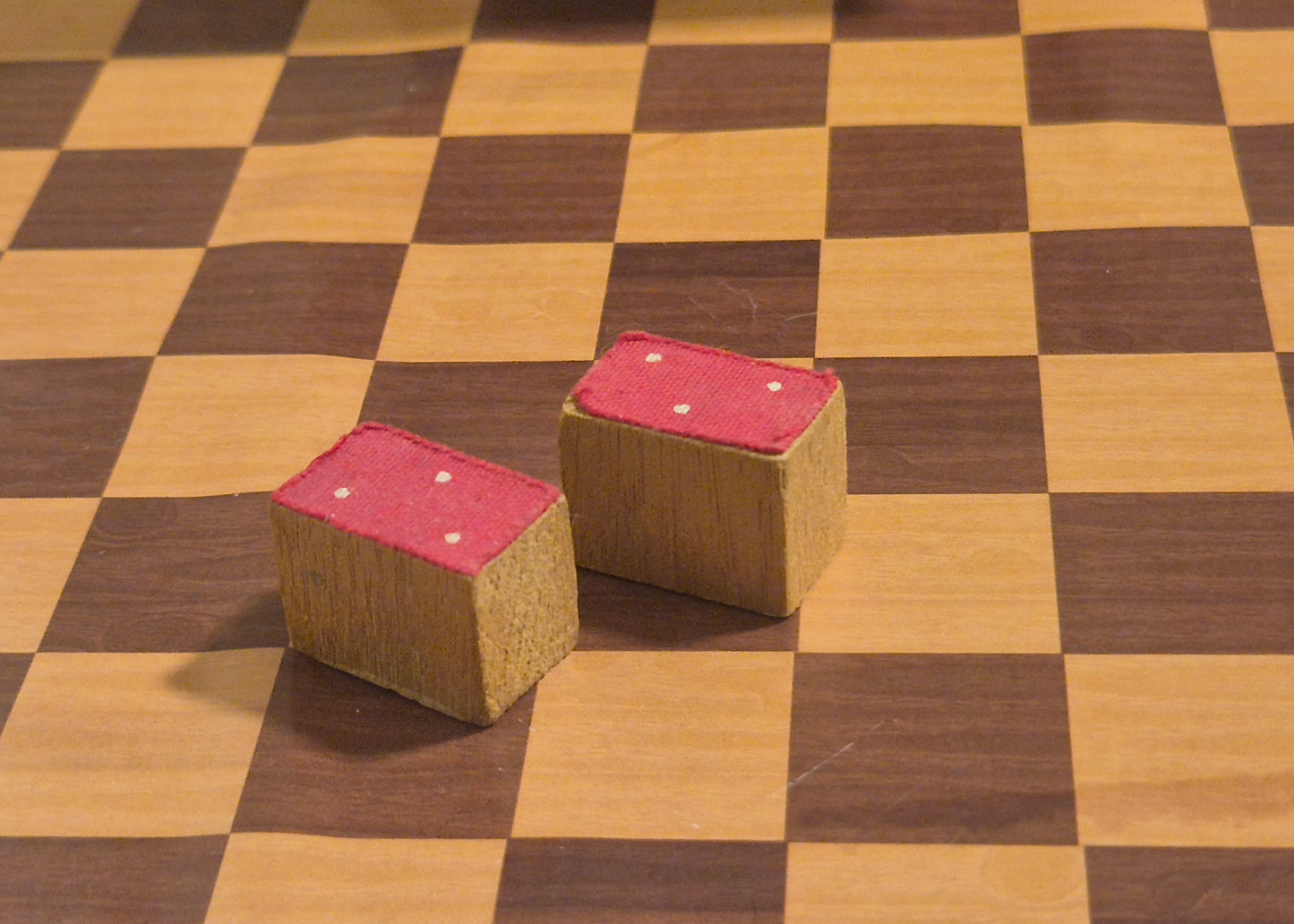 Caroline Home skamler