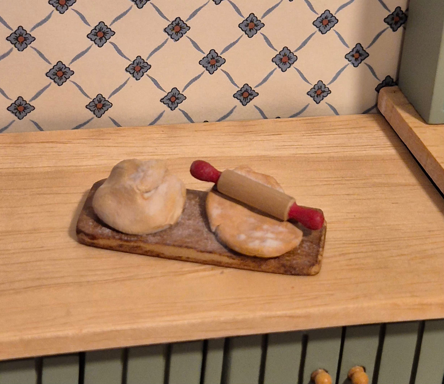 Bræt med dej og kagerulle