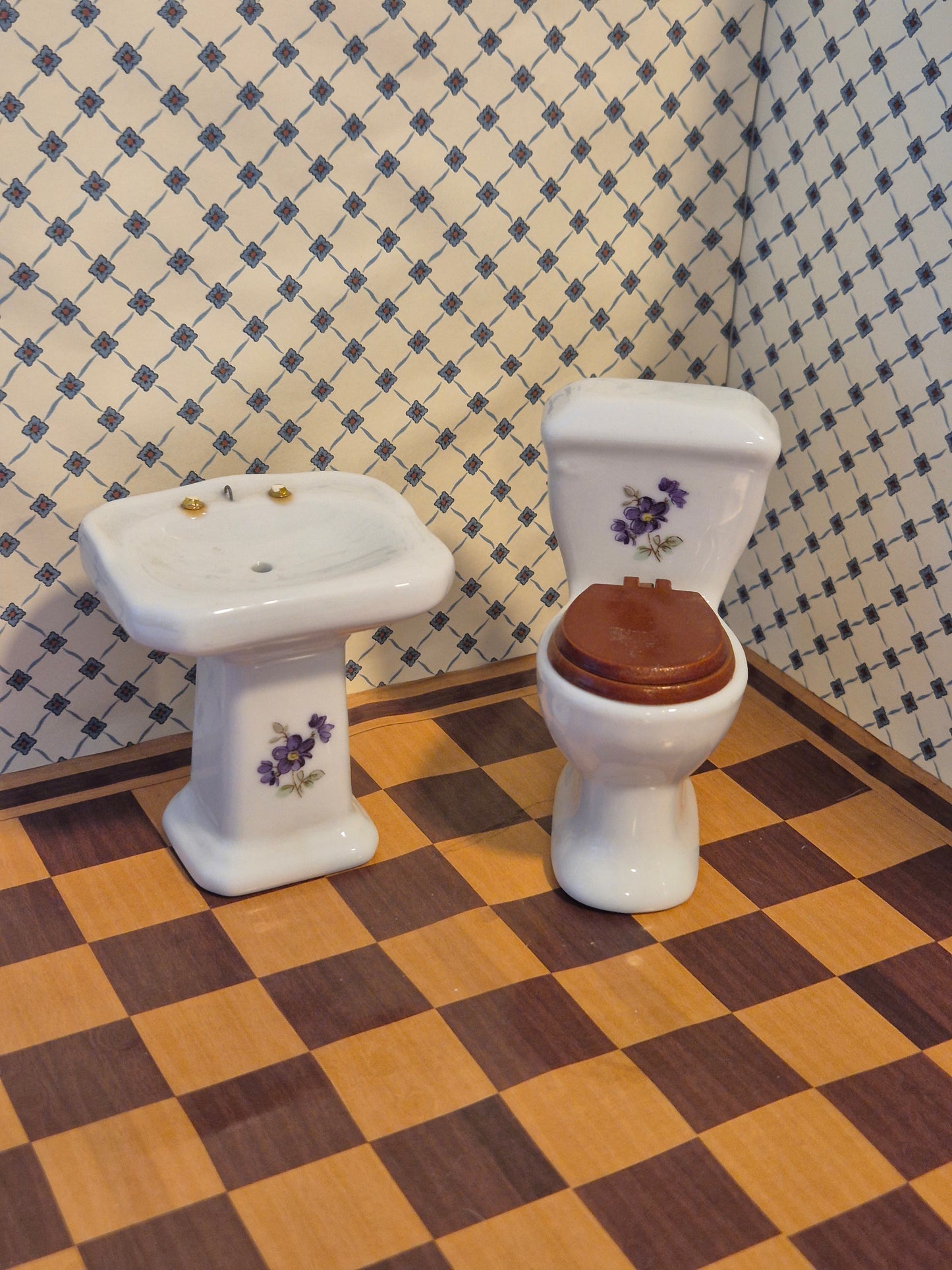 1:12 porcelæn toilet og håndvask, mangler