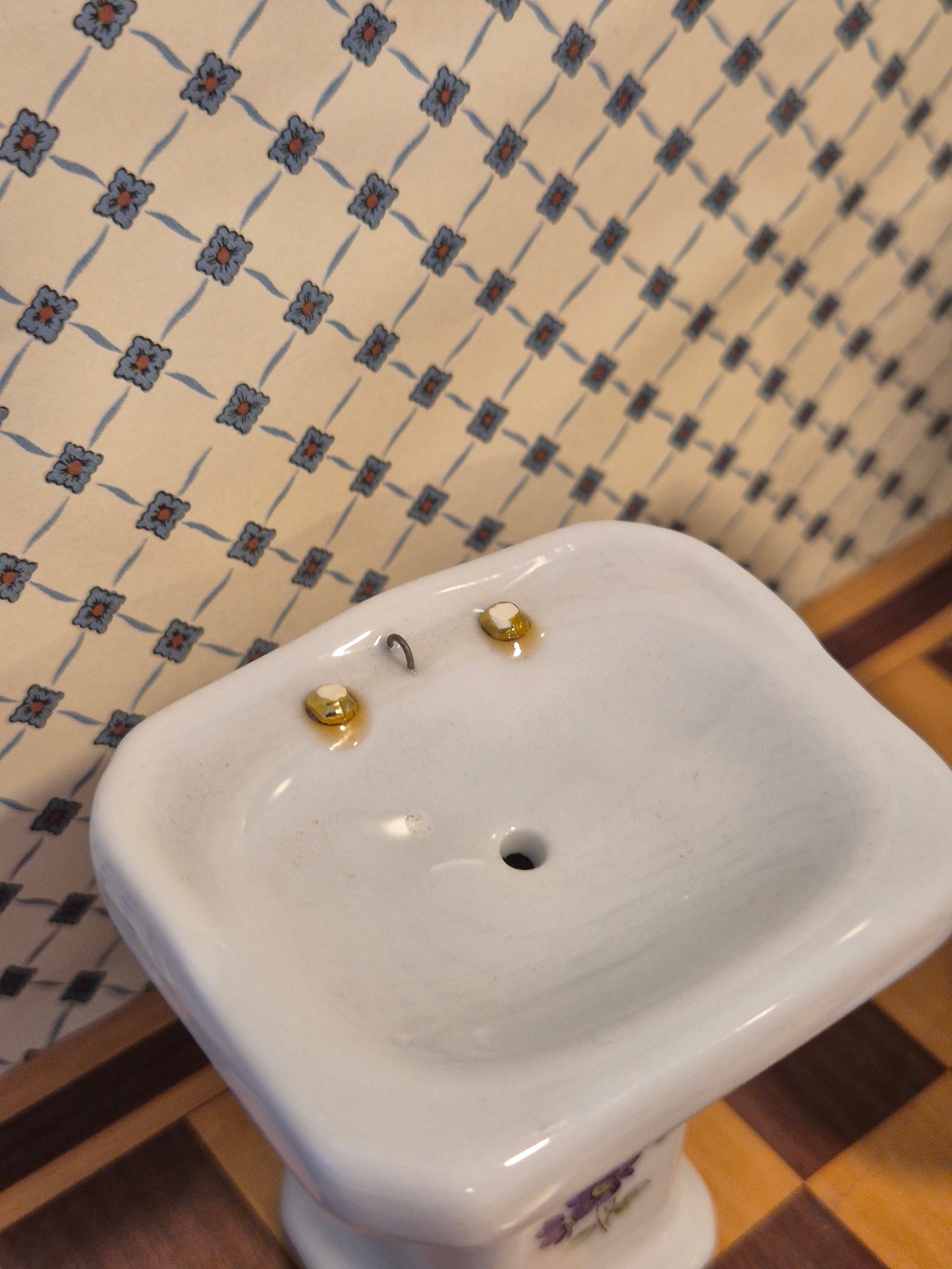 1:12 porcelæn toilet og håndvask, mangler