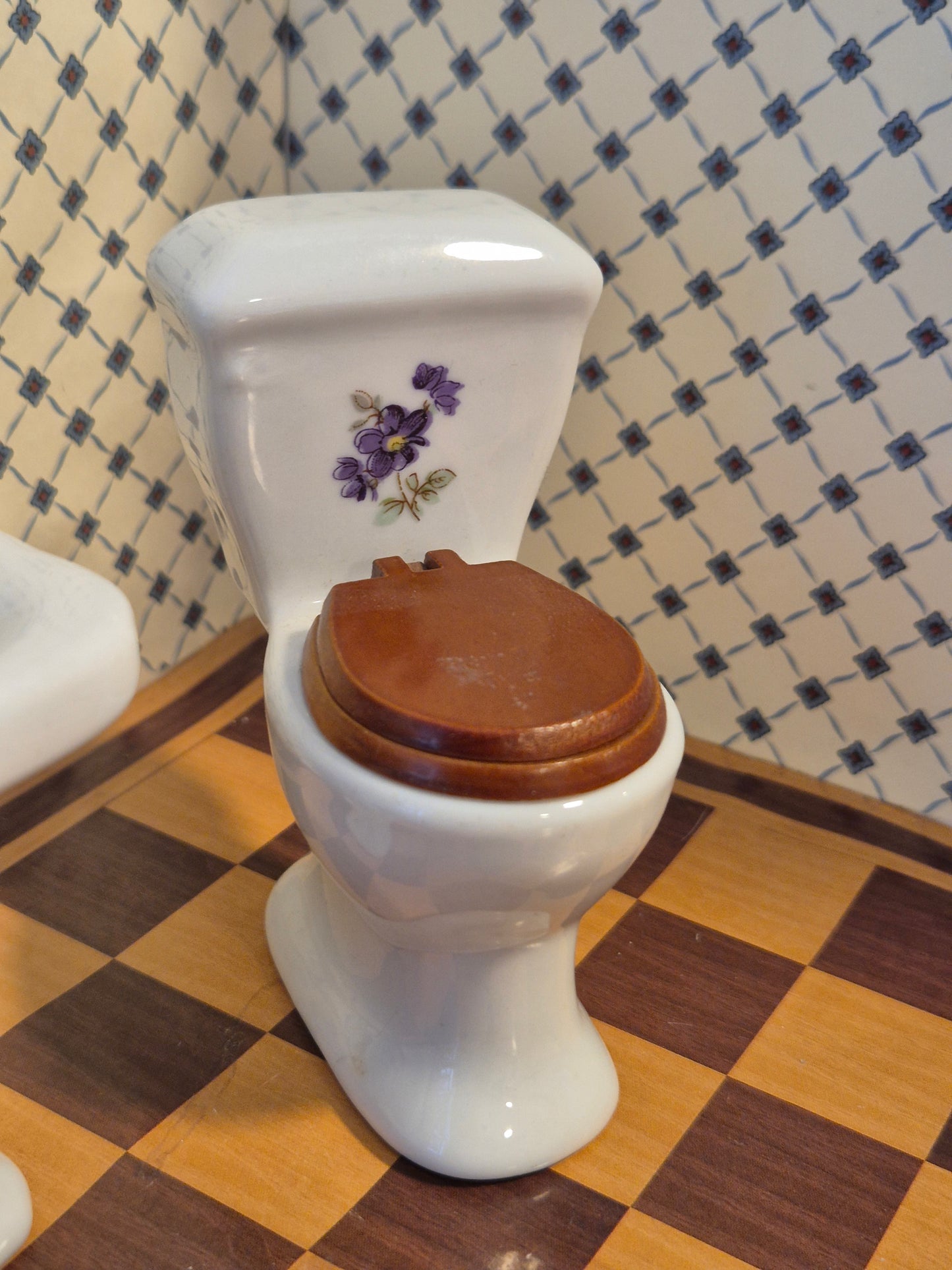 1:12 porcelæn toilet og håndvask, mangler