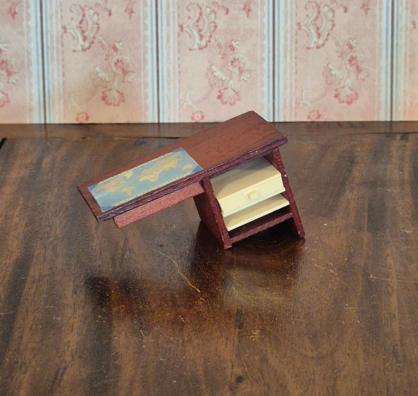 Lundby skrivebord med mangler