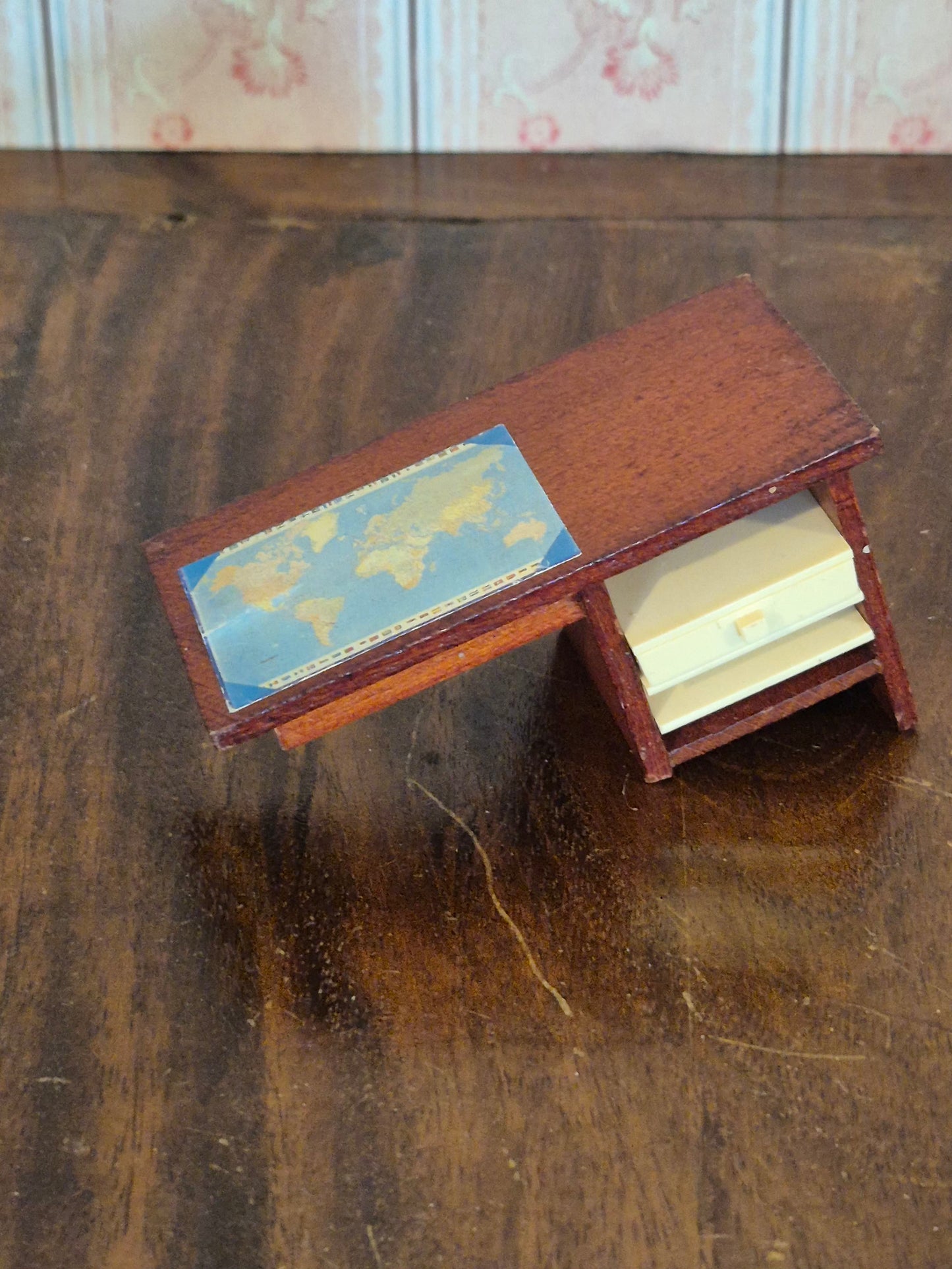 Lundby skrivebord med mangler