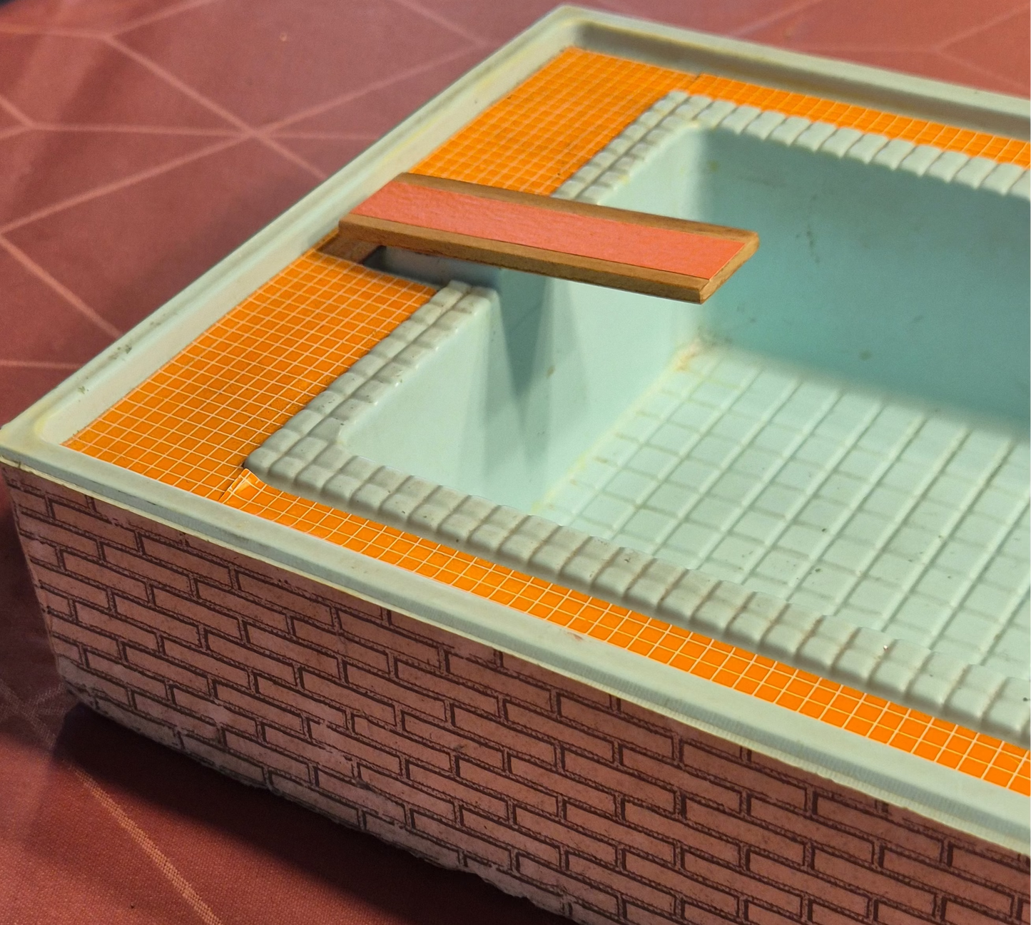 Lundby swimmingpool med brugsspor
