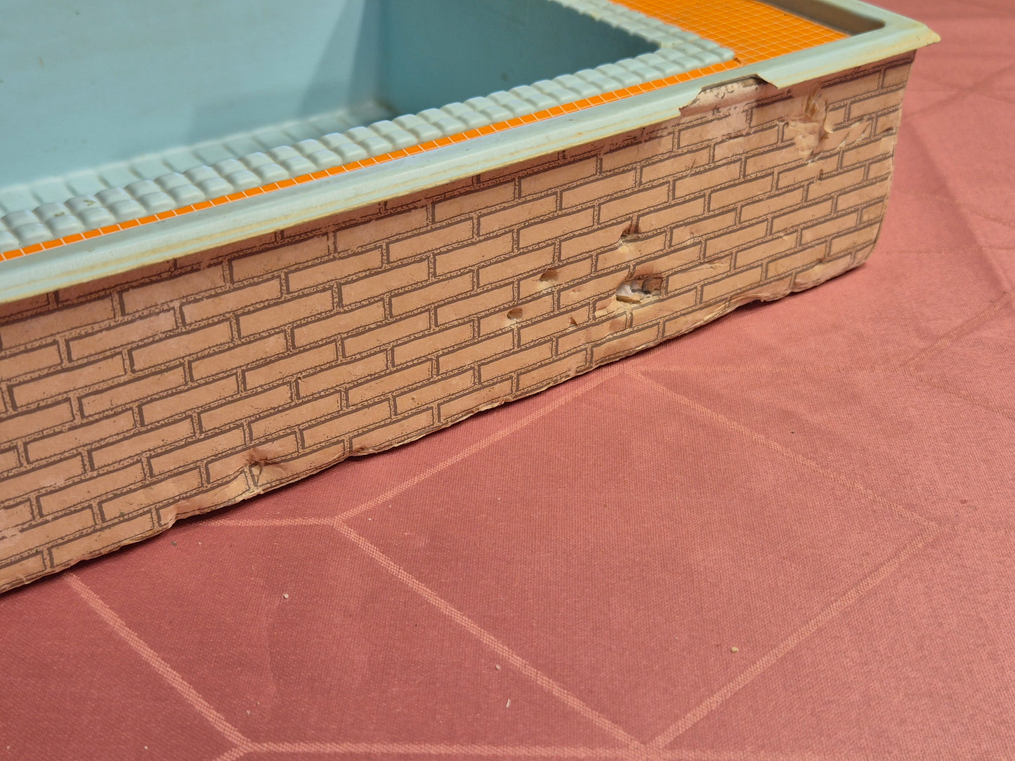 Lundby swimmingpool med brugsspor