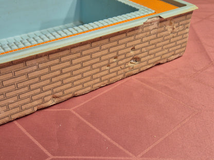 Lundby swimmingpool med brugsspor