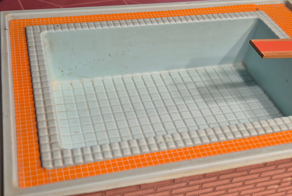 Lundby swimmingpool med brugsspor