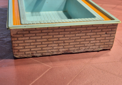 Lundby swimmingpool med brugsspor