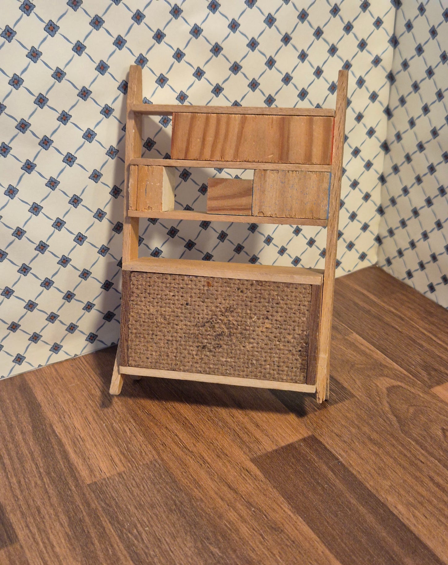 Lundby reol med skade