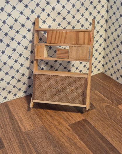 Lundby reol med skade