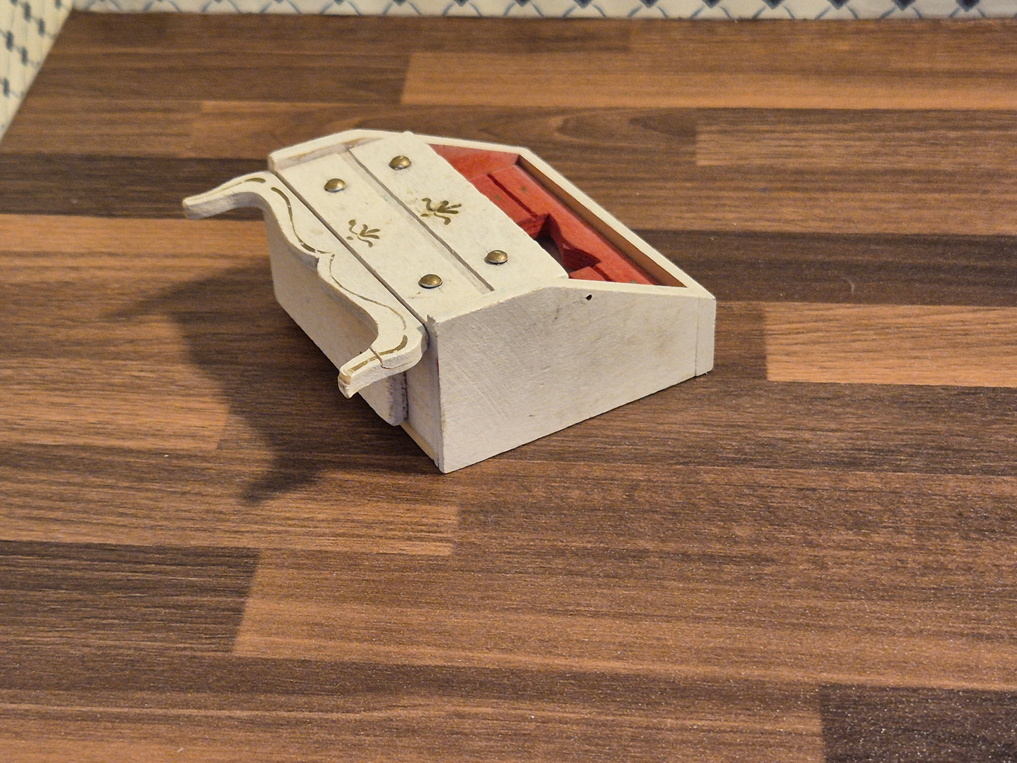 Lerro-Lundby kommode med mangler