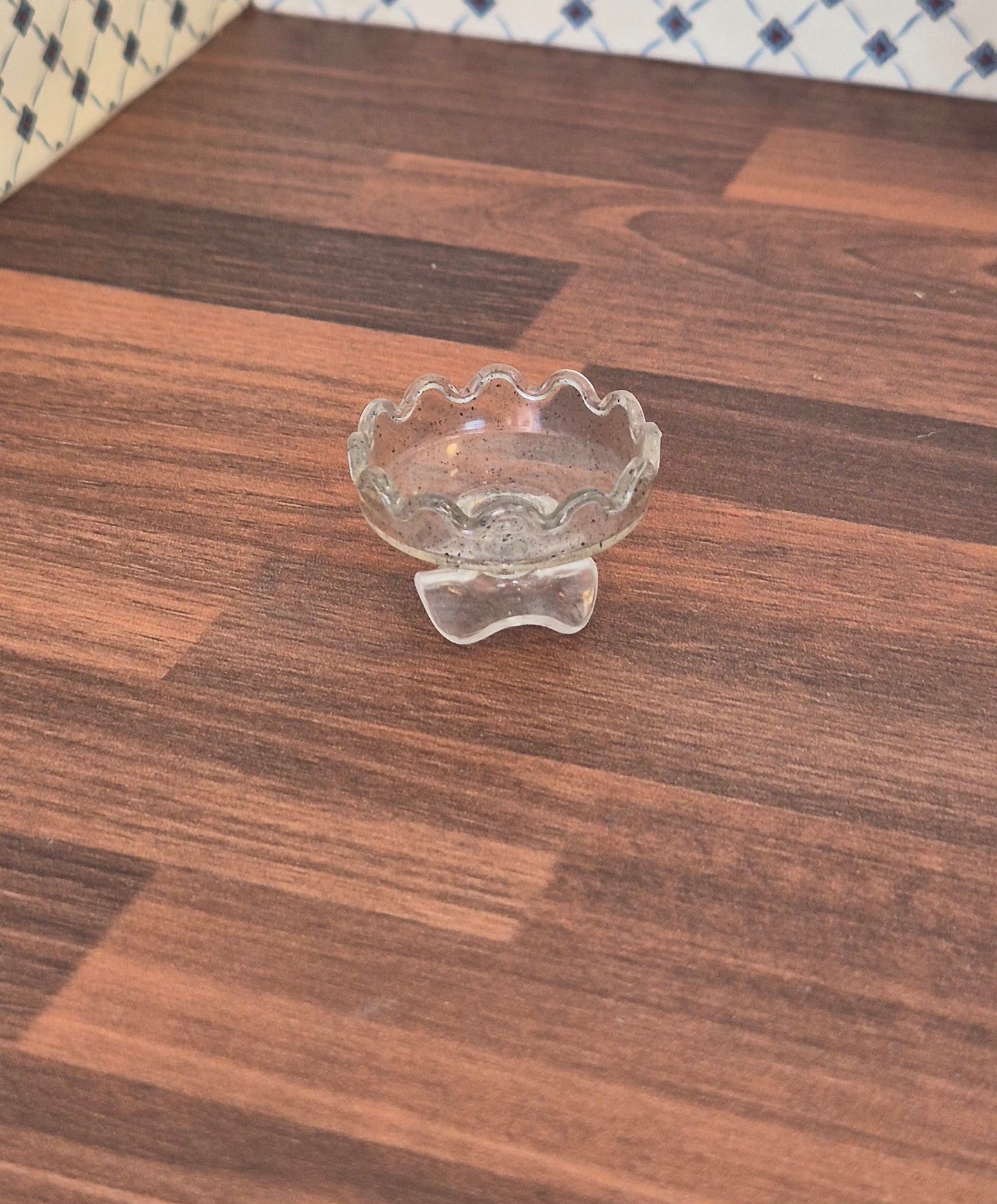 Glasskål på fod