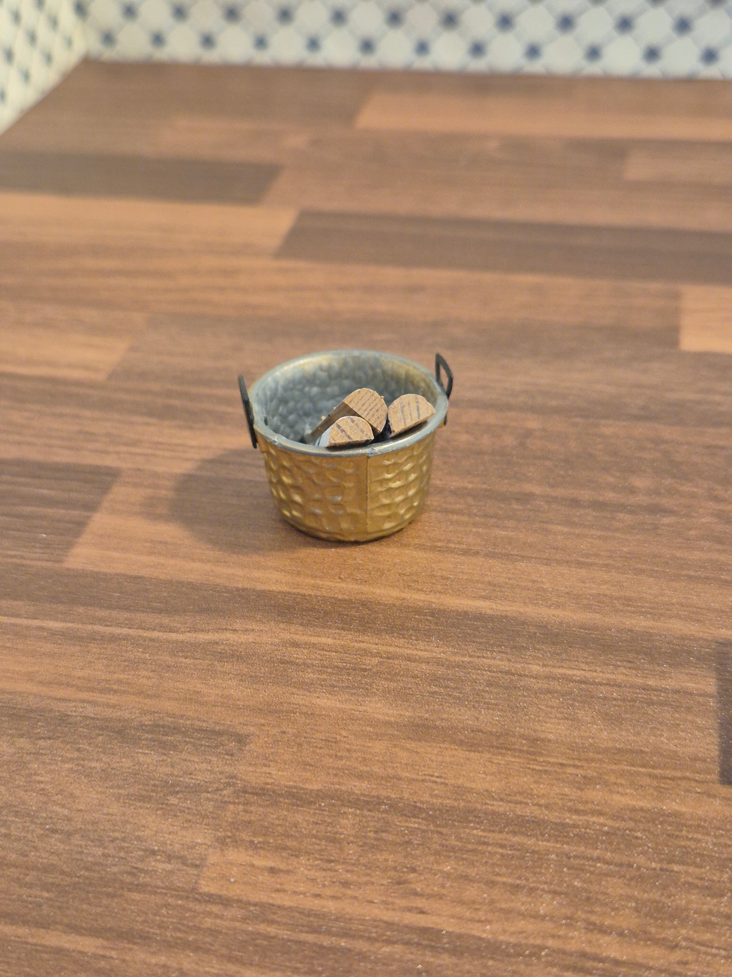 Lundby  brændekurv